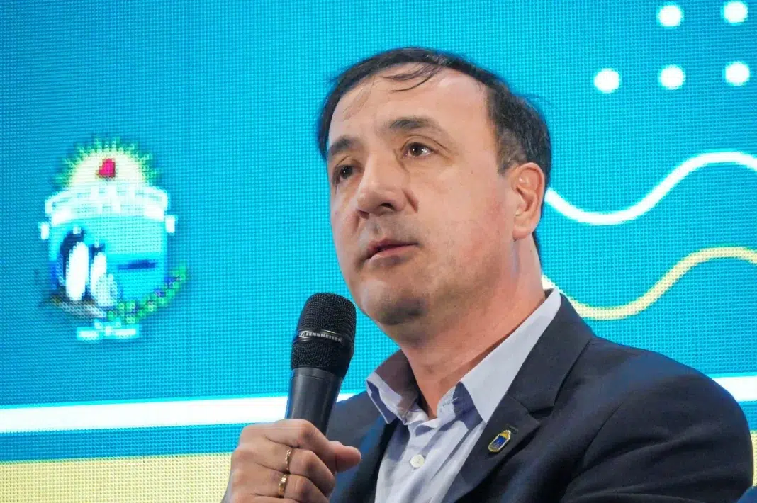 El intendente Pablo Grasso delira en el Foro Patagónico preocupado por plantear una emergencia gasífera en Santa Cruz mientras su ciudad está bajo agua, inundada y en un caos sanitario