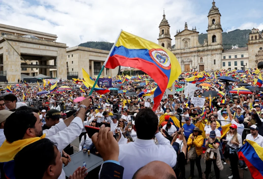 Protestas masivas en Colombia contra reformas impulsadas por el presidente Petro