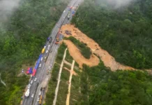 Tragedia en China: derrumbe de autopista deja 48 muertos
