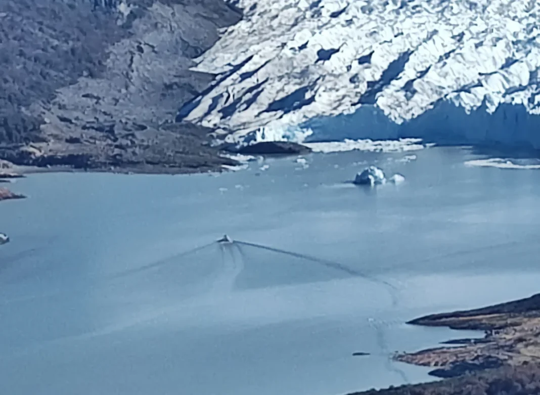 La foto muestra la mancha a algunos metros del frente del Glaciar Perito Moreno - Foto: OPI Santa Cruz