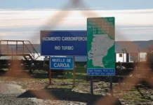 La contaminación en Punta Loyola, el puerto sin inversión ni recuperación operativa y cientos de millones con CGC que incumplió los contratos El puerto de carga de YCRT en Punta Loyola - Foto: OPI Santa Cruz