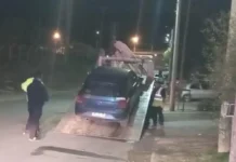 Estaba ebrio y dormido en el auto que obstruyó una calle en Comodoro Rivadavia Estaba ebrio y dormido en el auto que obstruyó una calle en Comodoro Rivadavia