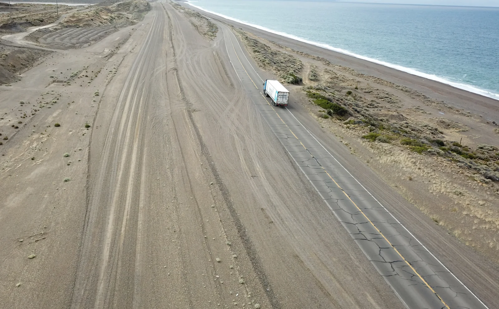 La autovia Caleta Olivia - Comodoro Rivadavia en construcción - Foto: OPI Santa Cruz/Francisco Muñoz La autovia Caleta Olivia - Comodoro Rivadavia en construcción - Foto: OPI Santa Cruz/Francisco Muñoz