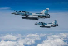 Grafitis de aviones mirage en forma de ataúd aparecen en París Grafitis de aviones mirage en forma de ataúd aparecen en París - Foto: NA