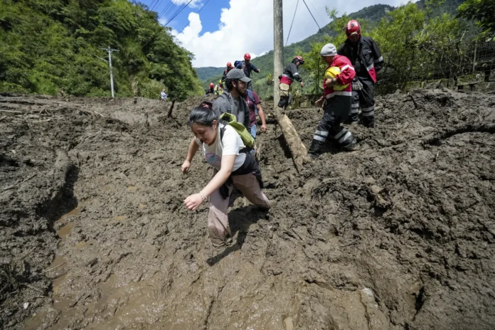 Inundaciones en Ecuador dejan 10 muertos y 22 heridos