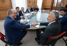 Guillermo Francos y Alfredo Cornejo firman acuerdos para obras públicas en Mendoza Guillermo Francos y Alfredo Cornejo firman acuerdos para obras públicas en Mendoza - Foto: NA