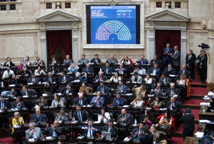 Tras intensas negociaciones, el Congreso aprueba las primeras leyes de Milei
