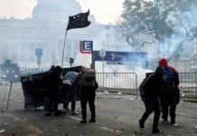 Movilización social en reclamo por la libertad de detenidos durante la votación de la Ley Bases Movilización social en reclamo por la libertad de detenidos durante la votación de la Ley Bases - Foto: NA
