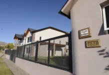 Volvió Lázaro y el movimiento político y empresarial en El Calafate empezó a agitarse La casa de Lázaro Báez en El Calafate en la Av Néstor Kirchner 2871 - Foto: OPI Santa Cruz/Francisco Muñoz