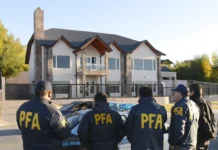 La casa de Lázaro Báez en El Calafate en la Av Néstor Kirchner 2871 cuando fue allanada en el año 2016 - Foto: OPI Santa Cruz/Francisco Muñoz