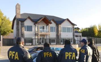 La casa de Lázaro Báez en El Calafate en la Av Néstor Kirchner 2871 cuando fue allanada en el año 2016 - Foto: OPI Santa Cruz/Francisco Muñoz