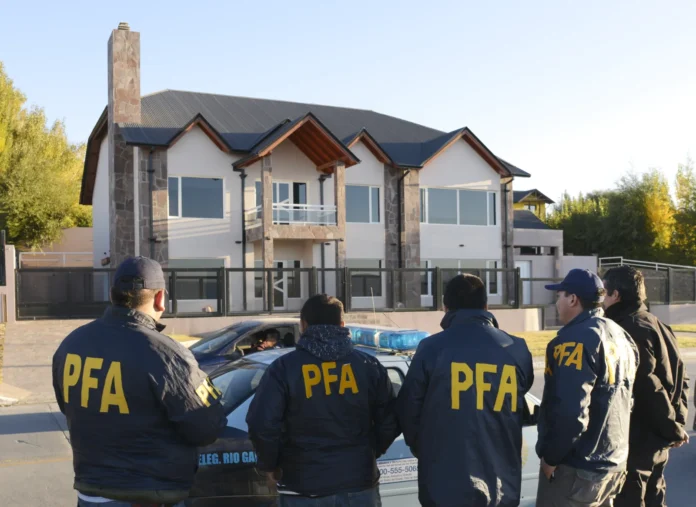 La casa de Lázaro Báez en El Calafate en la Av Néstor Kirchner 2871 cuando fue allanada en el año 2016 - Foto: OPI Santa Cruz/Francisco Muñoz