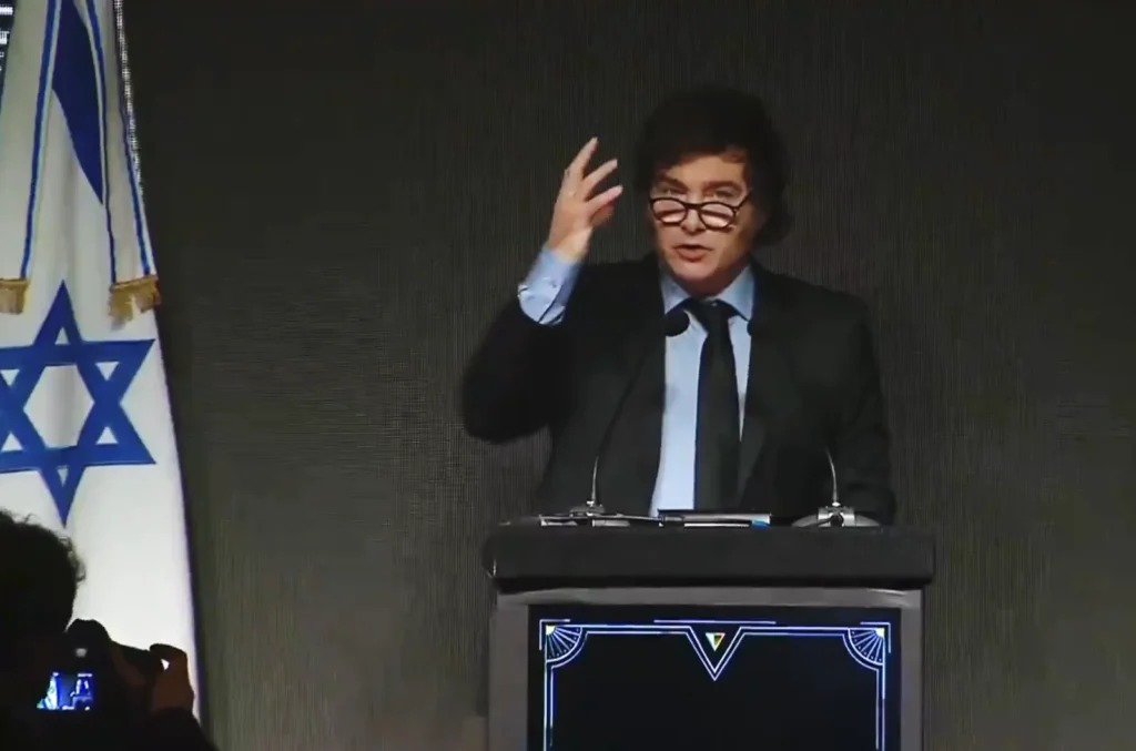 Javier Milei recibe el premio a la innovación política en el lanzamiento de ILAN en Argentina