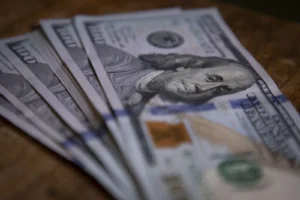 Intervención del gobierno en el mercado cambiario: baja el dólar blue y sube el riesgo país - Foto: NA Intervención del gobierno en el mercado cambiario: baja el dólar blue y sube el riesgo país - Foto: NA