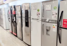 Luis Caputo pidió a los comercios facturar en dólares y aseguró que los precios bajan hasta 50% Electrodomésticos y artículos para el hogar - Foto: NA