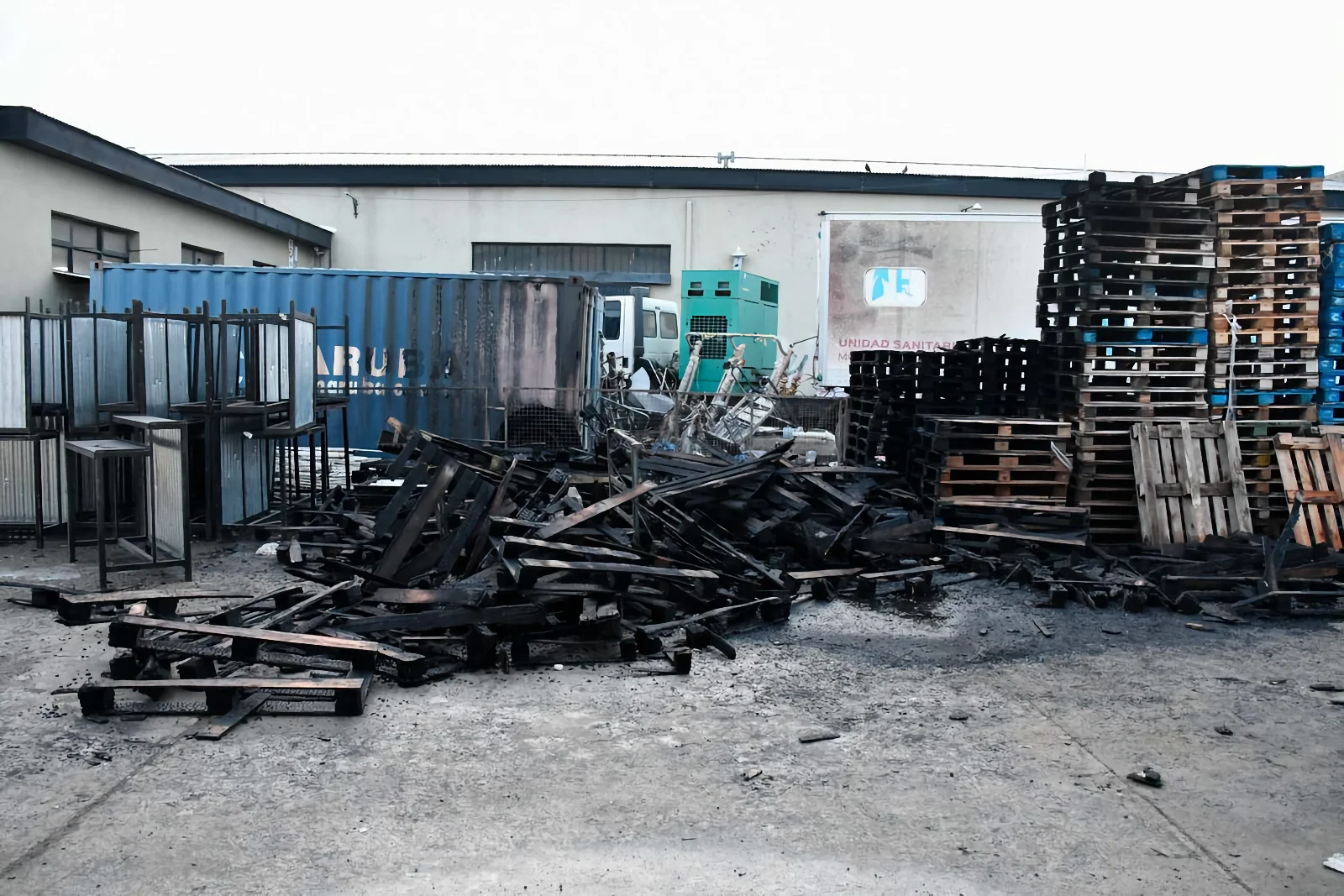 Gobierno calificó de “atentado terrorista” el incendio intencional en predio de depósitos de ministerios