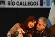 La Presidenta Cristina Kirchner charla con Julio De Vido cuando era ministro de planificación federal - Foto: OPI Santa Cruz/Francisco Muñoz