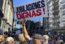Jubilados se movilizan contra el veto del Presidente Milei