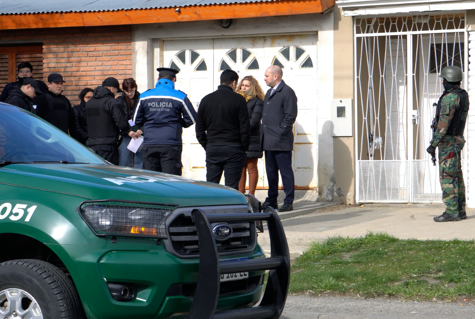 El extraño caso de los custodios del gobierno y la furia del Ministro porque los medios mostraron la casa donde vive - Foto: OPI Santa Cruz El extraño caso de los custodios del gobierno y la furia del Ministro porque los medios mostraron la casa donde vive - Foto: OPI Santa Cruz