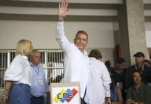 Edmundo González Urrutia se mantiene en Venezuela y no pedirá asilo - Foto: NA