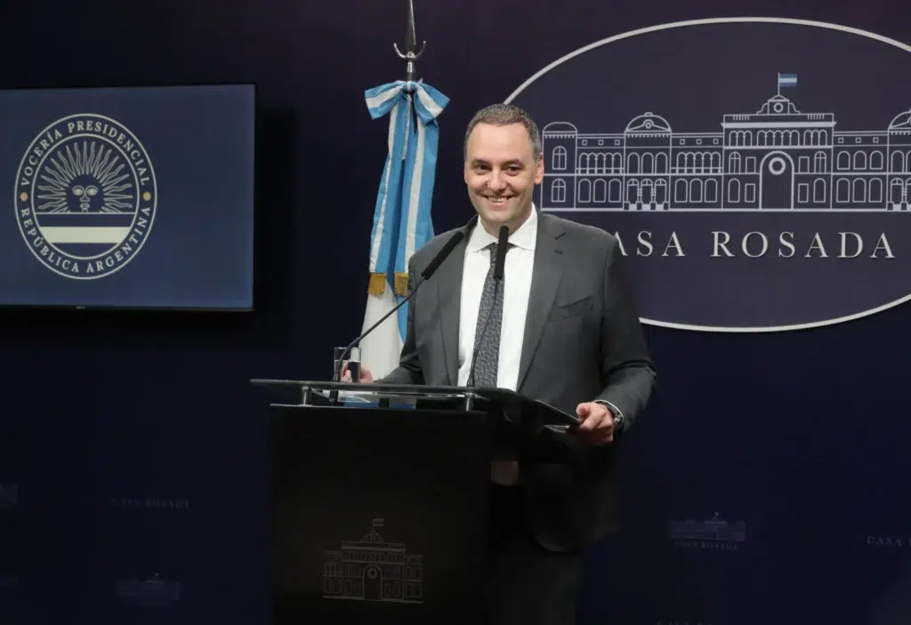 Manuel Adorni defiende decreto sobre acceso a información pública ante las críticas