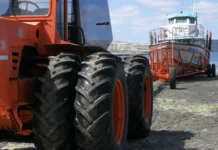 Un trabajador fue aplastado por un tractor en Puerto Pirámides Un trabajador fue aplastado por un tractor en Puerto Pirámides