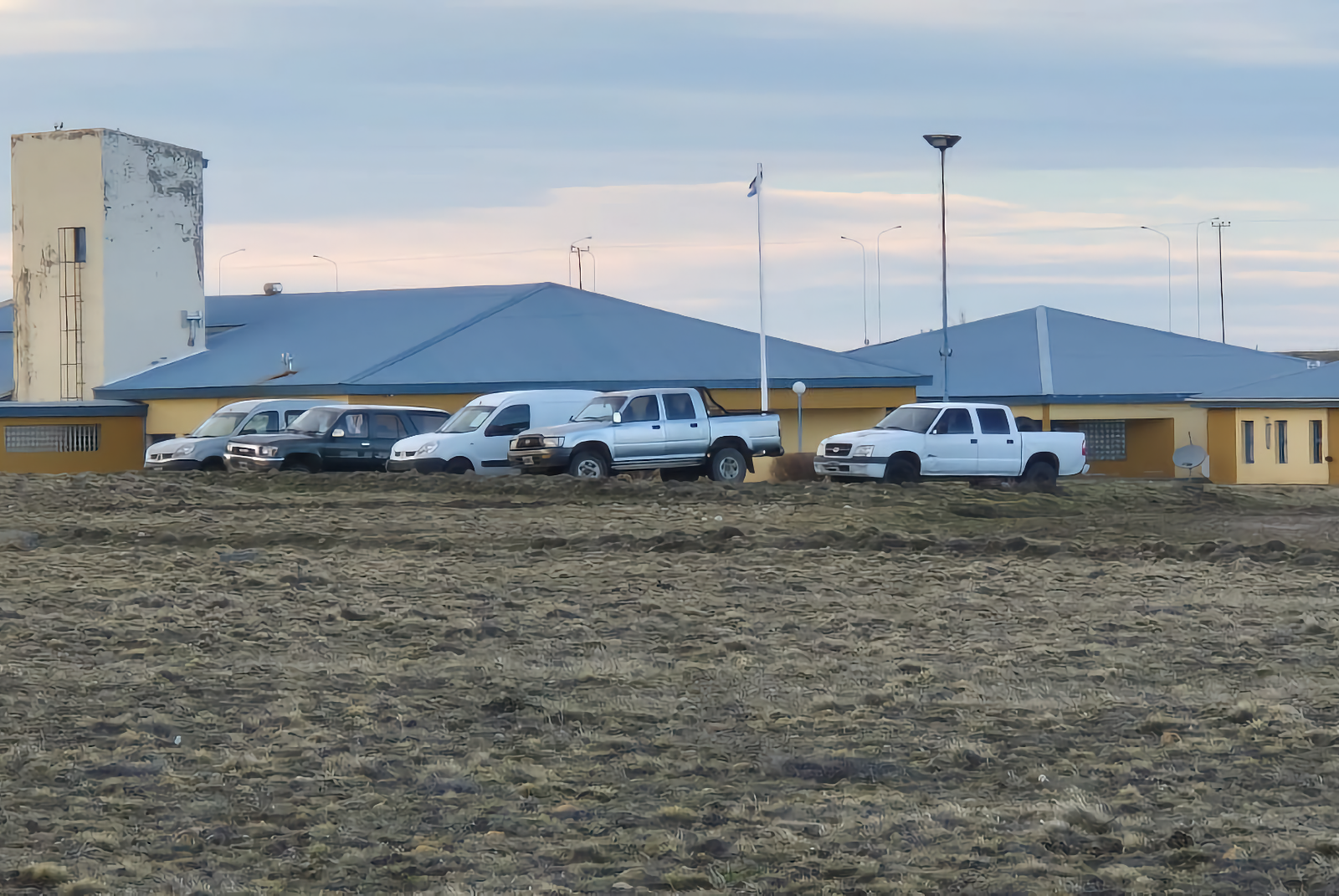 La falacia del remate: nunca se remataron los vehículos oficiales ni la residencia en El Calafate. Disimulan la mentira y usan los bienes como propios La falacia del remate: nunca se remataron los vehículos oficiales ni la residencia en El Calafate. Disimulan la mentira y usan los bienes como propios