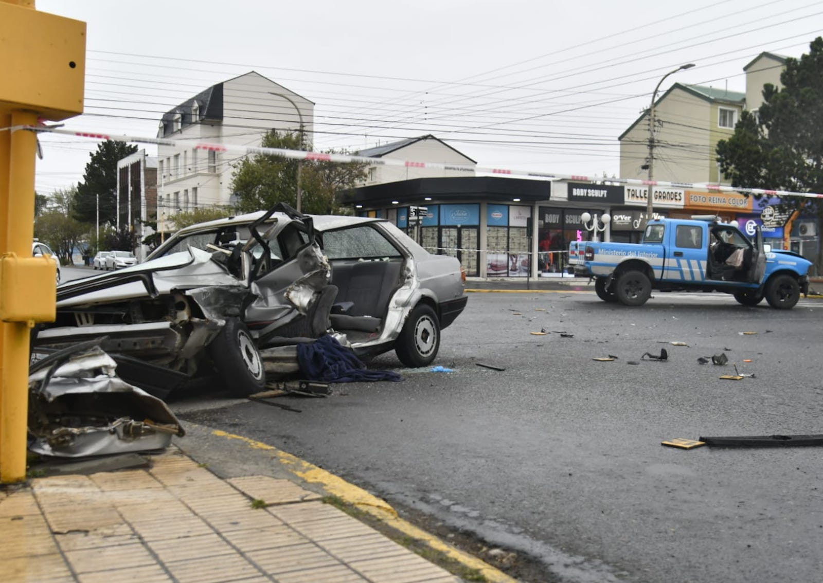 El Volkswagen Gacel destruido luego del impacto de la camioneta municipal - Foto: Gentileza LOA/Leandro Franco El Volkswagen Gacel destruido luego del impacto de la camioneta municipal - Foto: Gentileza LOA/Leandro Franco