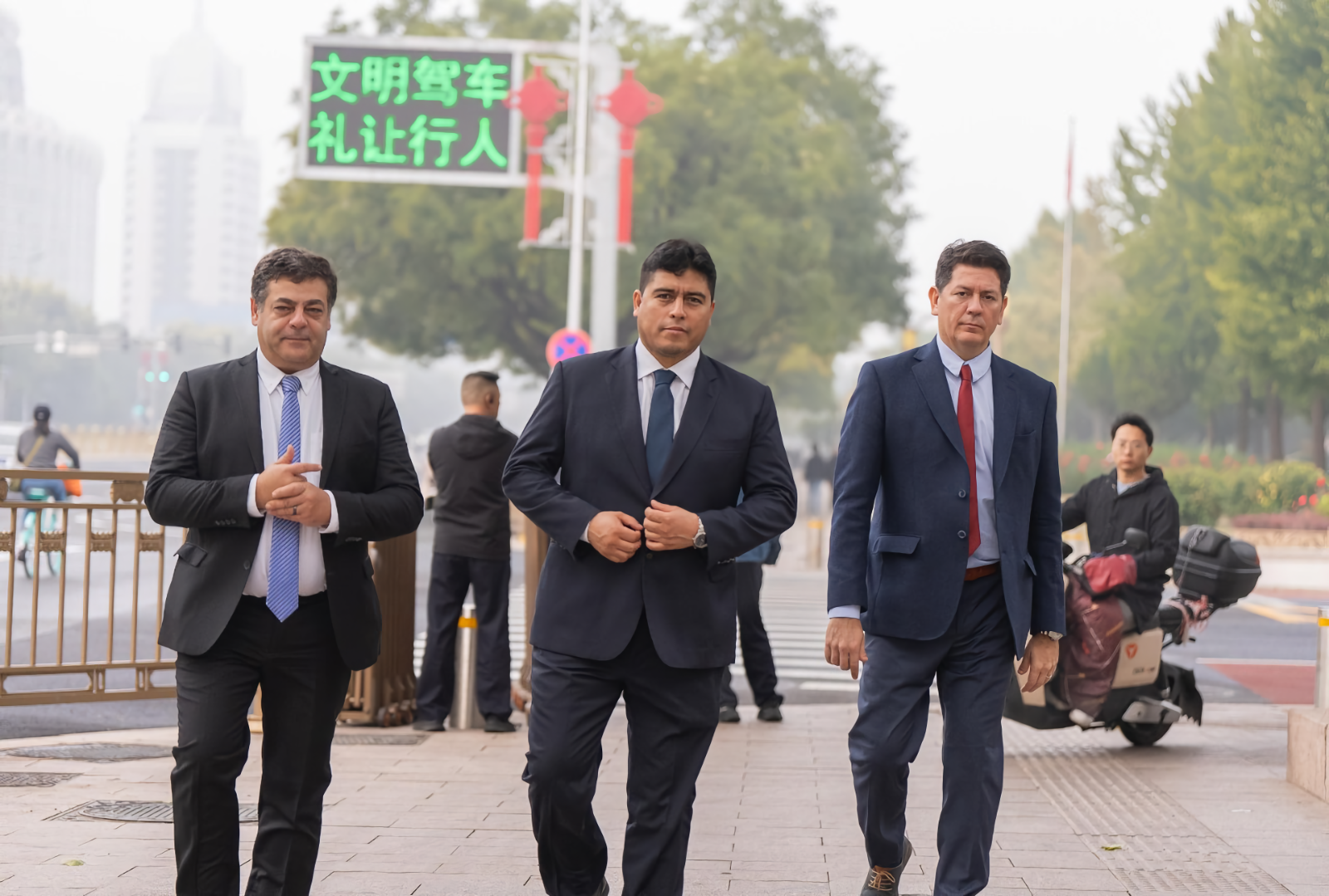 El Interventor de YCRT, Pablo Gordillo junto a Gustavo Martinez y el Gobernador Claudio Vidal en China - Foto: Prensa de Gobierno El Interventor de YCRT, Pablo Gordillo junto a Gustavo Martinez y el Gobernador Claudio Vidal en China - Foto: Prensa de Gobierno