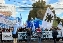 Universitarios marcharon en Comodoro Rivadavia frente a recortes presupuestarios Universitarios marcharon en Comodoro Rivadavia frente a recortes presupuestarios - Foto: Canal 12
