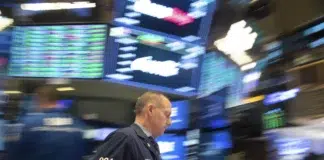 El riesgo país perforó los 488 puntos tras nueve bajas consecutivas Bonos argentinos caen por tercer día consecutivo y el riesgo país supera los 1.200 puntos - Foto: NA