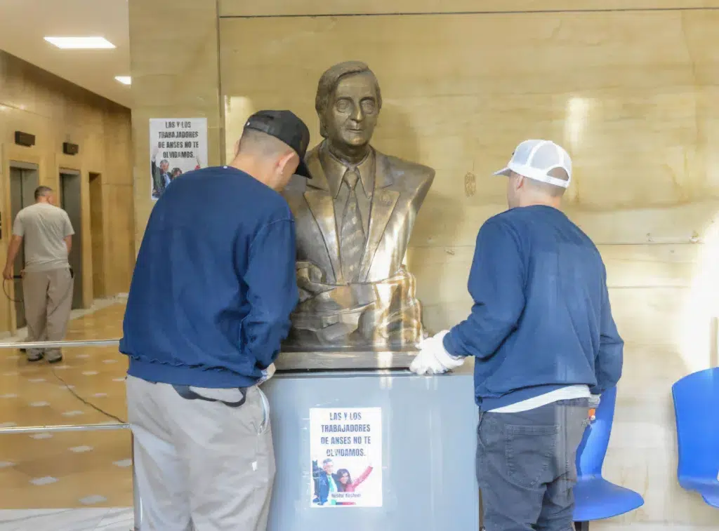 El Gobierno retira el busto de Néstor Kirchner de ANSES como parte de la "batalla cultural"