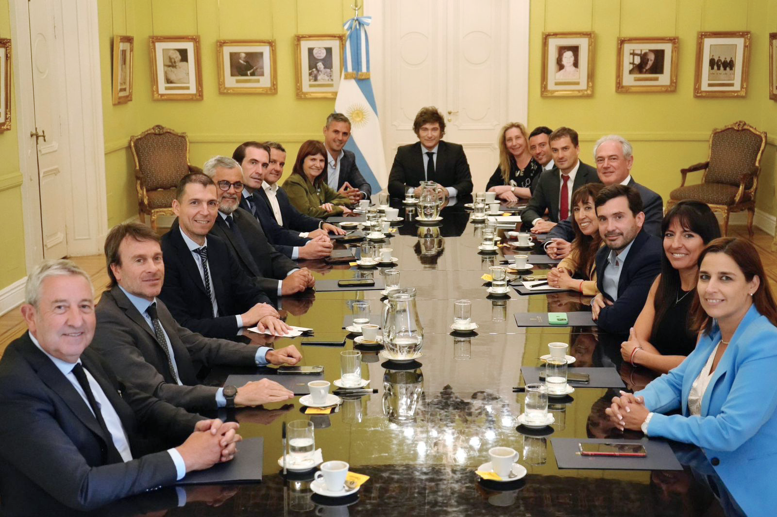 Reyes, Milei, “los héroes”, radicales con peluca y un relato insulso, pour la gallery, incompleto y sin ninguna precisión Reyes, Milei, “los héroes”, radicales con peluca y un relato insulso, pour la gallery, incompleto y sin ninguna precisión