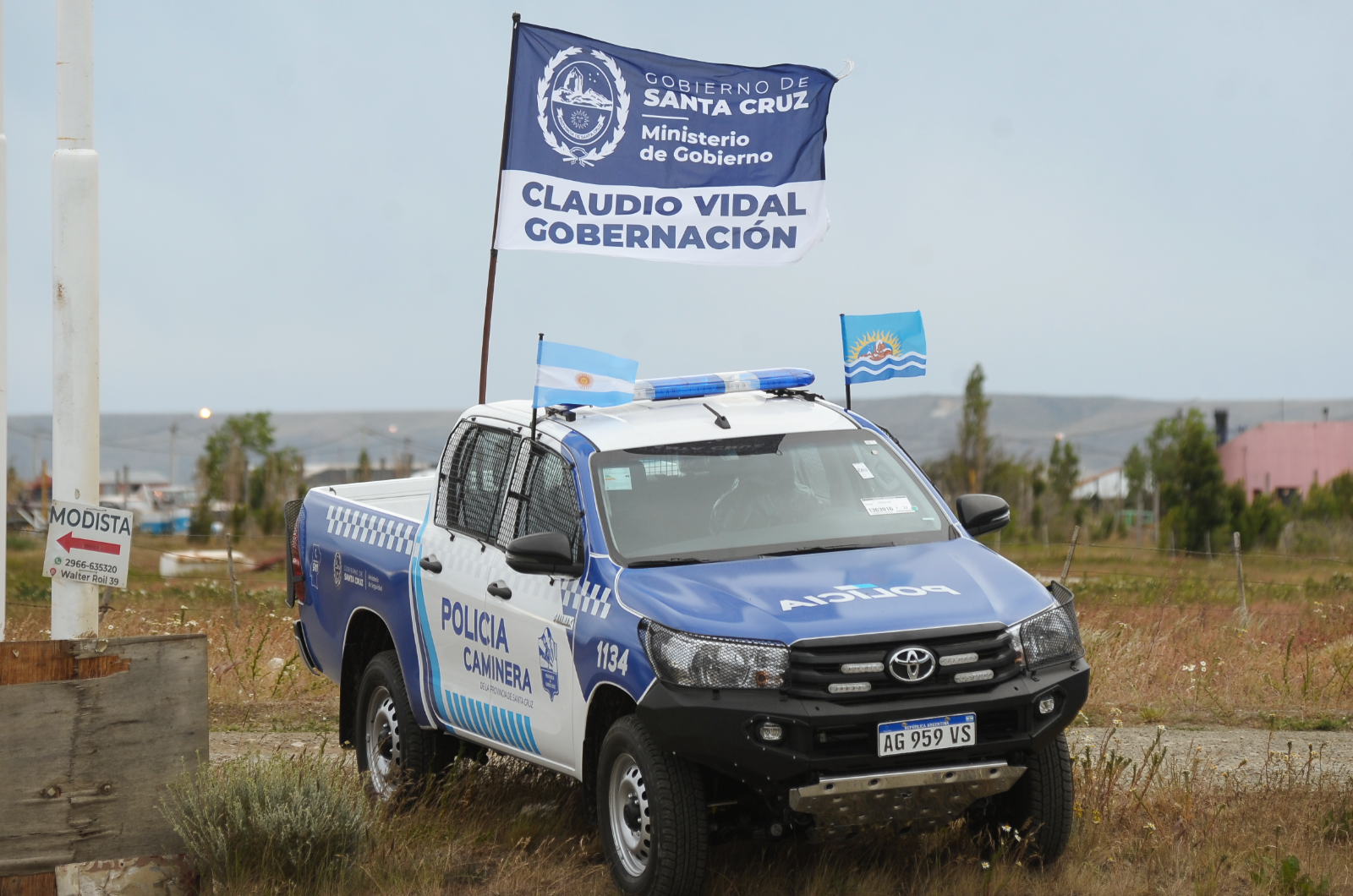 El Gobernador, como cuando era petrolero, sacó los móviles de la policía personalizados con su nombre y gestión, igual que lo hace Pablo Grasso - Foto: OPI Santa Cruz/Francisco Muñoz El Gobernador, como cuando era petrolero, sacó los móviles de la policía personalizados con su nombre y gestión, igual que lo hace Pablo Grasso - Foto: OPI Santa Cruz/Francisco Muñoz