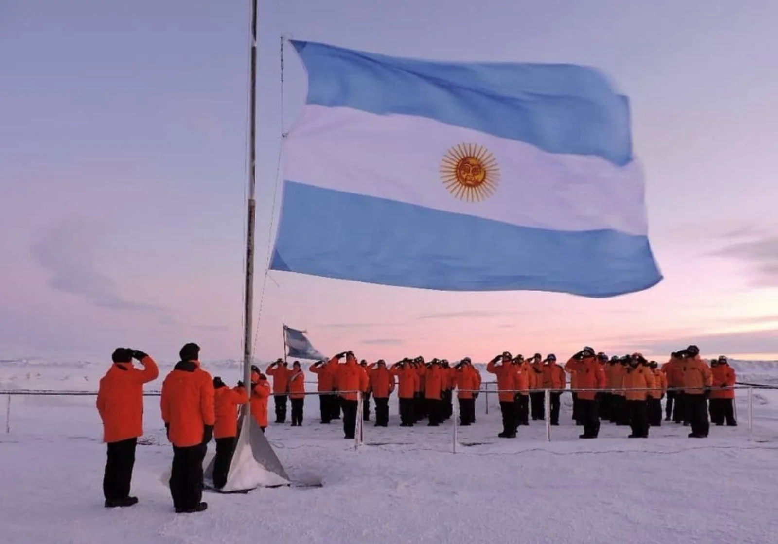 En Río Gallegos no se izó la bandera tradicional de los domingo, pero si lo hicieron en la Antártida En Río Gallegos no se izó la bandera tradicional de los domingo, pero si lo hicieron en la Antártida