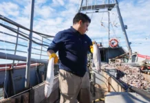 El Gobernador estuvo trabajando 24 horas arriba de un barco, “evaluando el recurso pesquero”. Se nos ocurren otras cuestiones que Vidal puede evaluar El Gobernador de la provincia Claudio Vidal - Foto: Prensa de Gobierno