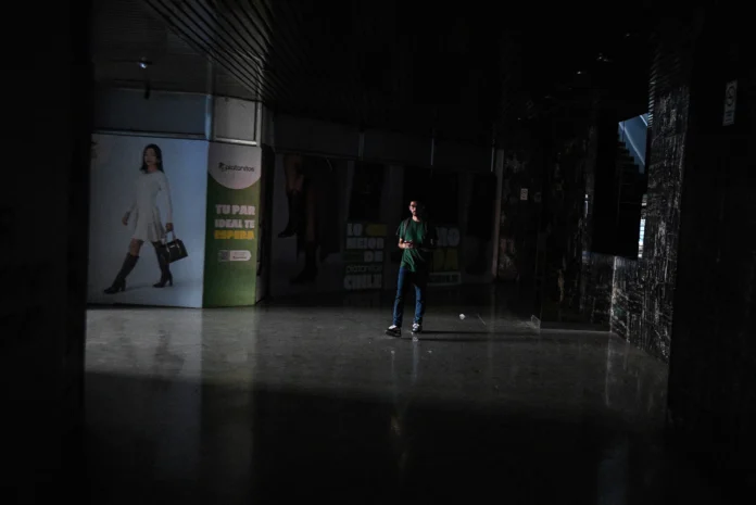 Masivo apagón deja al 98% de Chile sin energía; Gobierno decreta toque de queda y suspende eventos - Foto: NA