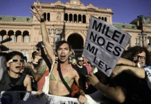 Masiva movilización LGTBIQ+ en Plaza de Mayo contra el gobierno de Javier Milei Masiva movilización LGTBIQ+ en Plaza de Mayo contra el gobierno de Javier Milei - Foto: NA