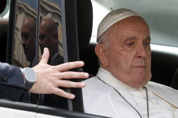 Papa Francisco continúa hospitalizado por bronquitis y pide rezar por la paz