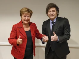 Milei firma el DNU del acuerdo con el FMI - Foto: NA