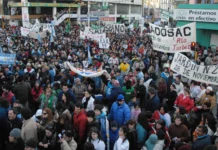 Debaten en la Cámara un proyecto para instalar el Presentismo en el sector docente Una de las multitudinarias marchas del año 2007 en Río Gallegos - Foto: OPI Santa Cruz/Francisco Muñoz