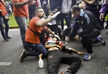 El padre de Pablo Grillo respondió a Bullrich: “Todo lo que dijo es mentira” El fotógrafo Pablo Grillo es atendido en inmediaciones del Congreso de la Nación - Foto: NA