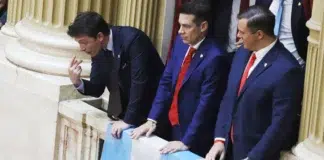 Santiago Caputo redobla la apuesta tras el cruce con Menem Santiago Caputo discute con el diputado Facundo Manes, durante el discurso del presidente Javier Milei, de inauguración de las sesiones ordinarias - Foto: NA