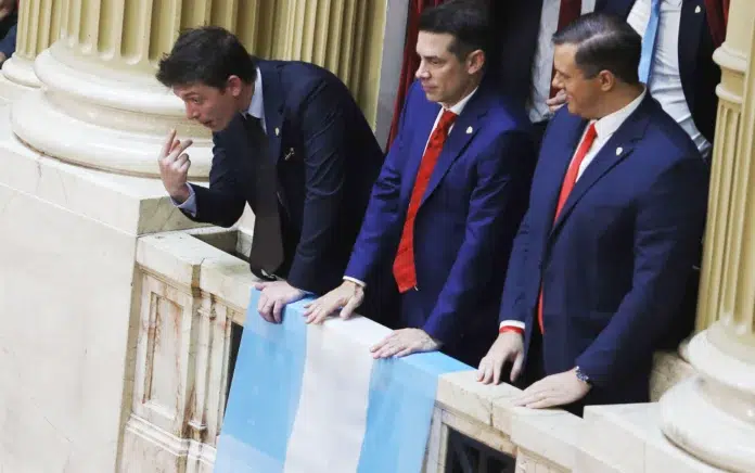 Santiago Caputo discute con el diputado Facundo Manes, durante el discurso del presidente Javier Milei, de inauguración de las sesiones ordinarias - Foto: NA