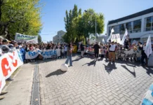 Gobierno y gremios docentes sin avances en paritarias ADOSAC se movilizó en Río Gallegos - Foto: OPI Santa Cruz