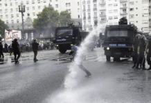 Graves incidentes en la manifestación de agrupaciones políticas y barras Graves incidentes en la manifestación de agrupaciones políticas y barras - Foto: NA