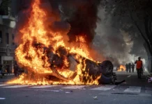 El combo perfecto: situación social complicada, protestas de jubilados, barrabravas K, la búsqueda de un muerto, una jueza garantista y la historia golpista del kirchnerismo El combo perfecto: situación social complicada, protestas de jubilados, barrabravas K, la búsqueda de un muerto, una jueza garantista y la historia golpista del kirchnerismo - Foto: NA