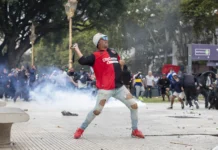 Liberan a 94 detenidos tras los incidentes en el Congreso, pero seguirán imputados Liberan a 94 detenidos tras los incidentes en el Congreso, pero seguirán imputados - Foto: NA