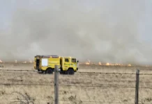 Brigadistas y bomberos sofocan incendio de pastizales y matas en cercanías de El Calafate Brigadistas y bomberos sofocan incendio de pastizales y matas en cercanías de El Calafate - Foto: Winfo Santa Cruz