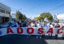 El gobierno provincial salió marcado de la crisis docente, pero en la ADOSAC ¿La lucha continúa? Docentes marcharon en Río Gallegos y convocaron a ADOSAC a Trabajo